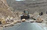 مؤسسة الطرق بالمهرة تعيد فتح طريق نشطون – الأنفاق بعد انهيار صخري 