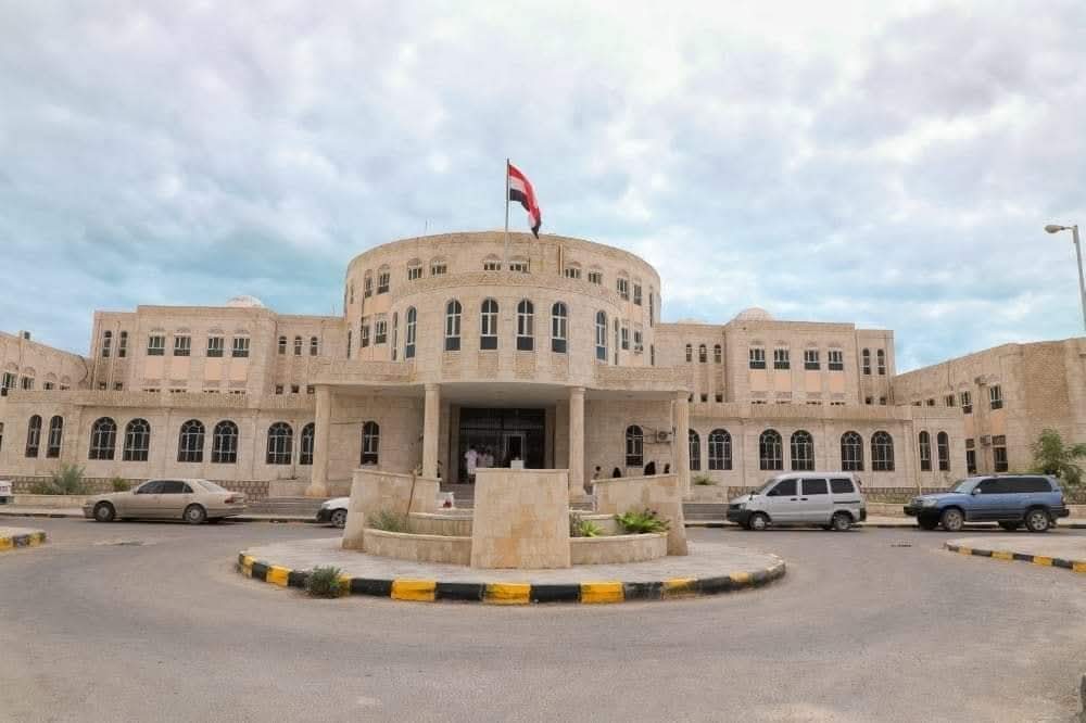 السلطة المحلية بالمهرة: تؤكد أن التعامل مع قضية الزايدي تم وفق الضوابط القانونية.. وتؤكد المضي في ملاحقة المتورطين بإراقة الدماء