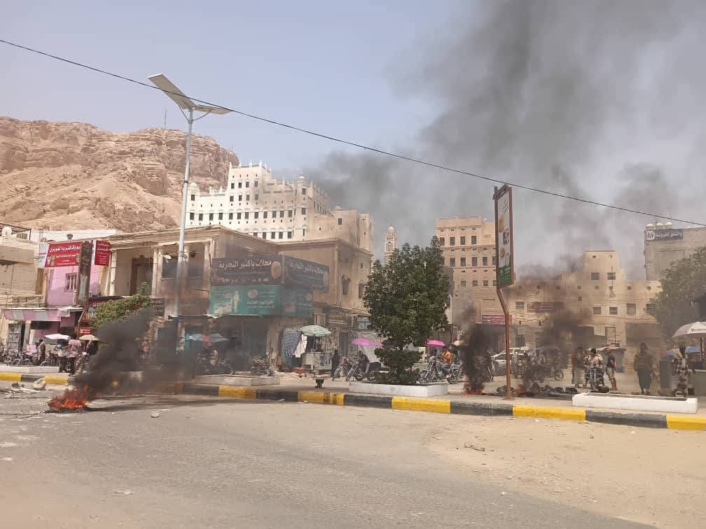 سيئون تشهد تصاعد في العصيان المدني ..ومقتل مواطن خلال تفريق احتجاجات في تريم 