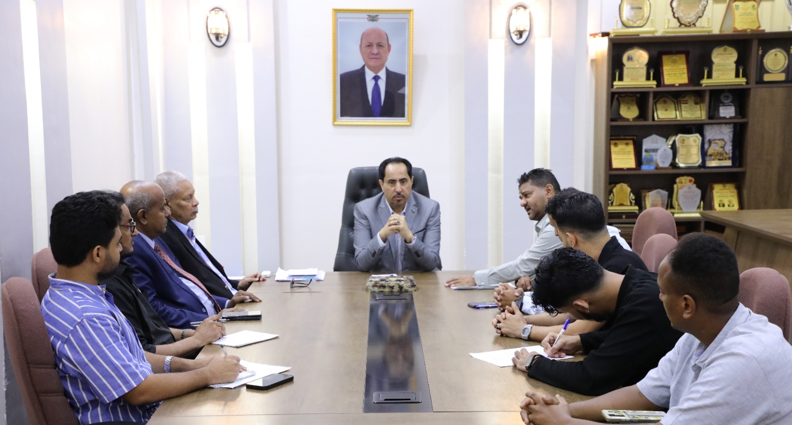 الوزير البكري يلتقي إدارة نادي وحدة عدن ويؤكد على وحدة العمل الرياضي