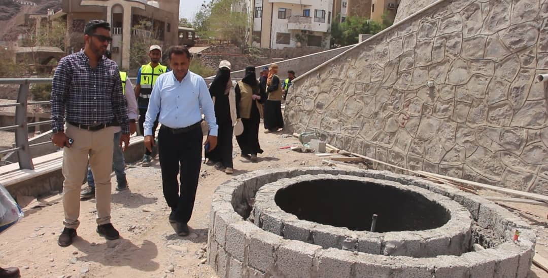 وكيل محافظة عدن الزامكي يتفقد اللمسات الأخيرة لمشروع حديقة شلالات عقبة المعلا