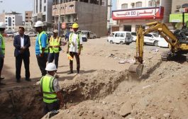 وكيل محافظة عدن يتفقد سير العمل في مشروع إعادة تأهيل شارع الخمسين