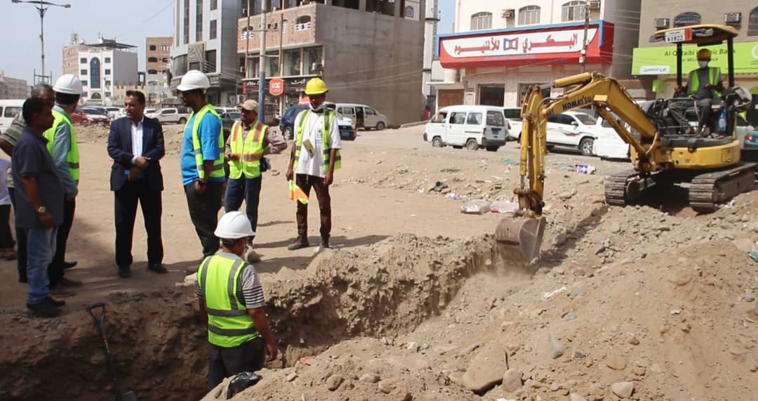 وكيل محافظة عدن يتفقد سير العمل في مشروع إعادة تأهيل شارع الخمسين