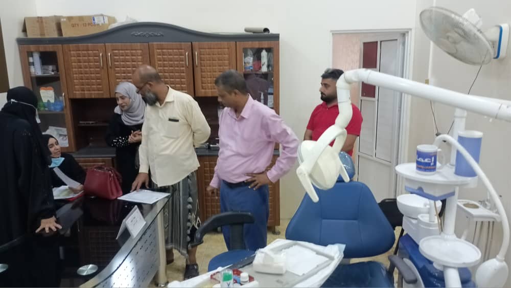 مكتب الصحة بعدن يشدد الرقابة الصحية ويضبط المخالفين في العيادات والمراكز الصحية بالبريقة
