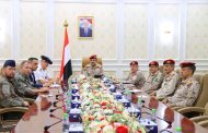 من عدن .. وزير الدفاع يبحث مع الملحق الفرنسي مستجدات الأوضاع الميدانية