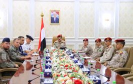 من عدن .. وزير الدفاع يبحث مع الملحق الفرنسي مستجدات الأوضاع الميدانية