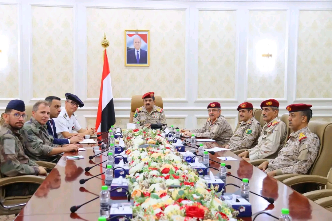 من عدن .. وزير الدفاع يبحث مع الملحق الفرنسي مستجدات الأوضاع الميدانية