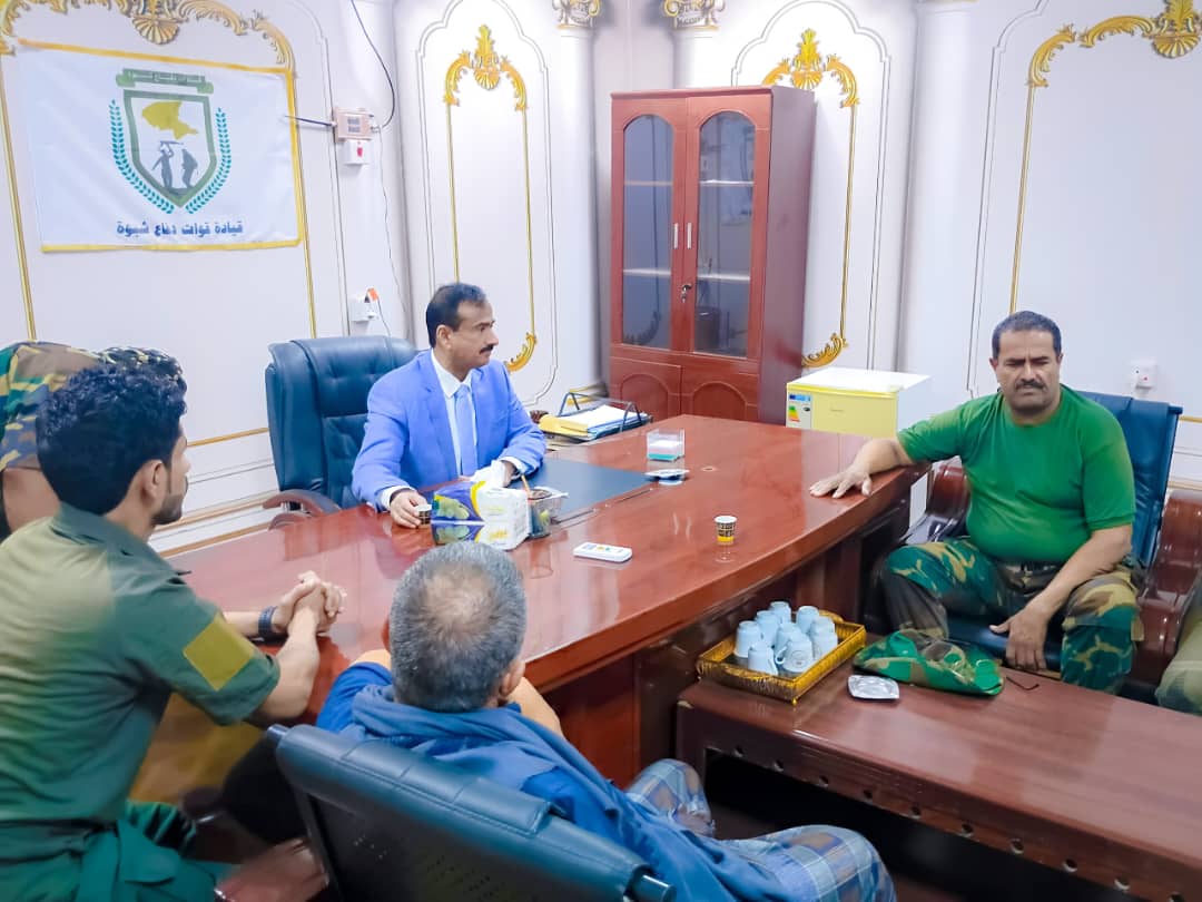 محافظ شبوة يتفقد مقر القيادة العامة لقوات دفاع شبوة