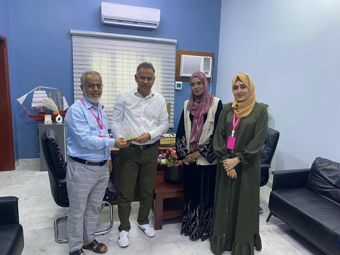 المؤسسة الوطنية لمكافحة السرطان بعدن تكرم مأمور مديرية المعلا