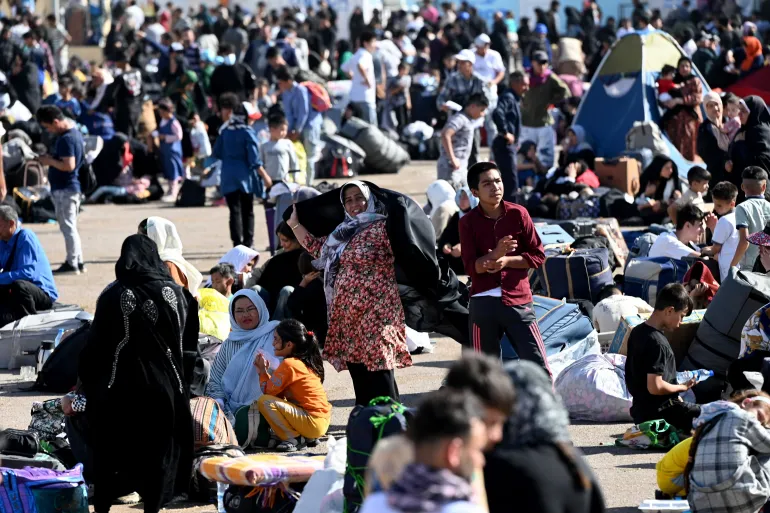 غارديان: إيران تسرع ترحيل 4 ملايين أفغاني بعد طردهم 