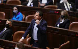 خبير إسرائيلي: عزل أيمن عودة من الكنيست إعلان حرب على عرب الداخل