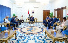 الزُبيدي يُحذر من تنامي التخادم بين مليشيا الحوثي وحركة الشباب الصومالية وتنظيم القاعدة