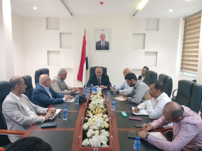 الوزير باذيب يترأس اجتماعاً موسعاً لمناقشة تطوير قطاع الاتصالات