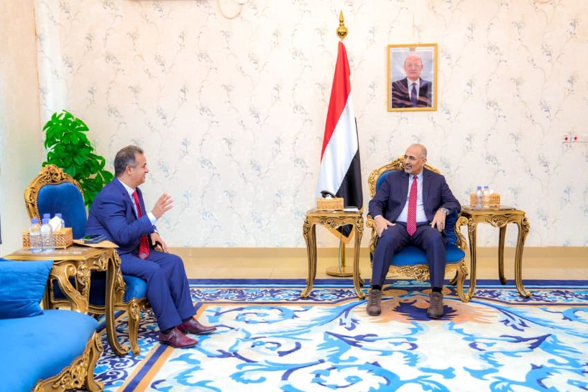 نائب رئيس مجلس القيادة اللواء الزُبيدي يستقبل السفير الليبي