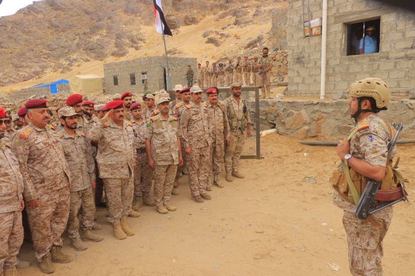 وزير الدفاع يتفقد المنطقة العسكرية السادسة في الجوف