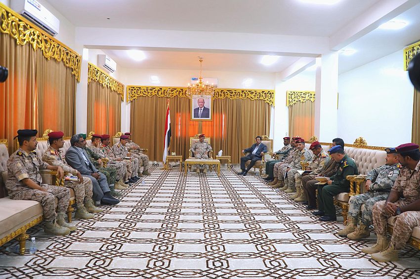 وزير الدفاع يشيد بجهود الاجهزة الأمنية والعسكرية بمحافظة المهرة