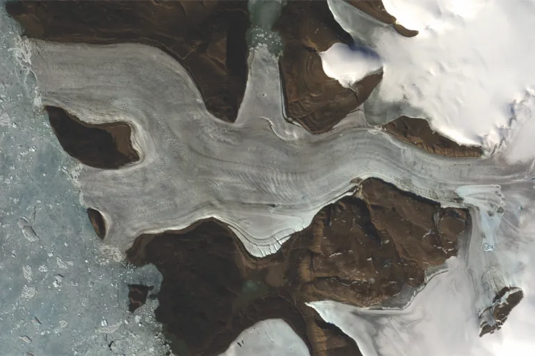 بحيرة خفية تحت جليد غرينلاند تفجر سطحه وتدهش العلماء