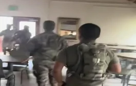 هجوم مباغت على قاعدة عسكرية أمريكية وسقوط جرحى وفيديو يوثق لحظة هروب الجنود الأمريكيين