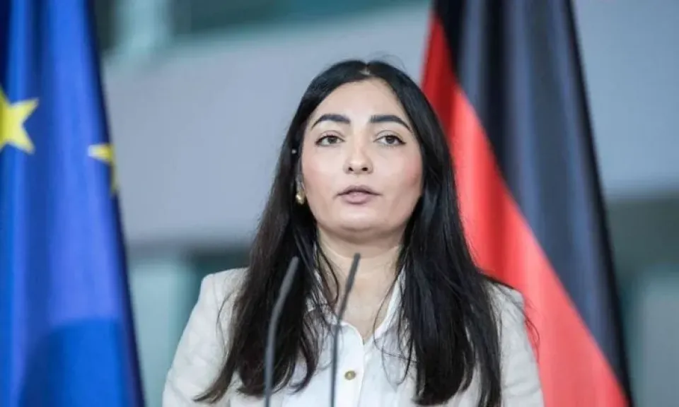 هروب وزيرة أوروبية إلى الملاجئ أثناء اعتراض صاروخ حوثي فوق القدس