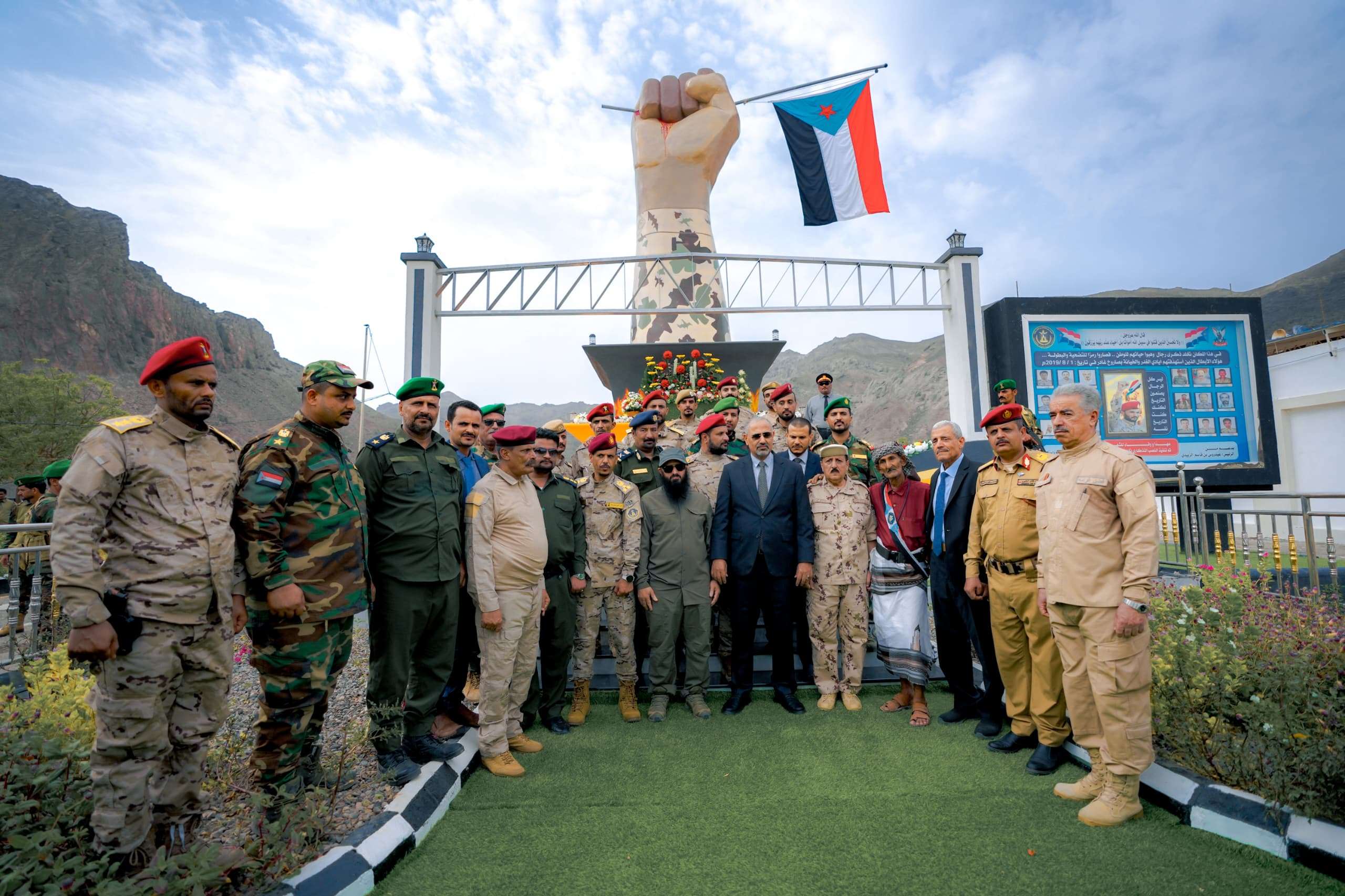 تكريمًا لتضحياته.. الزُبيدي يزيح الستار عن النصب التذكاري للشهيد القائد منير 