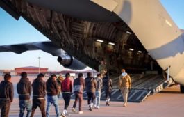 بينهم يمني.. واشنطن ترحل خمسة مهاجرين إلى سجن بإفريقيا