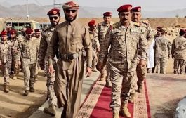ظهور قائد عسكري سلفي بزي مدني جوار وزير الدفاع يفجر سخرية وتفاعل في أوساط اليمنيين