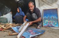 أن تحرق فنك لتمدد بقاءك.. فلسطيني يوقد لوحاته ليطهو بها