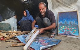 أن تحرق فنك لتمدد بقاءك.. فلسطيني يوقد لوحاته ليطهو بها