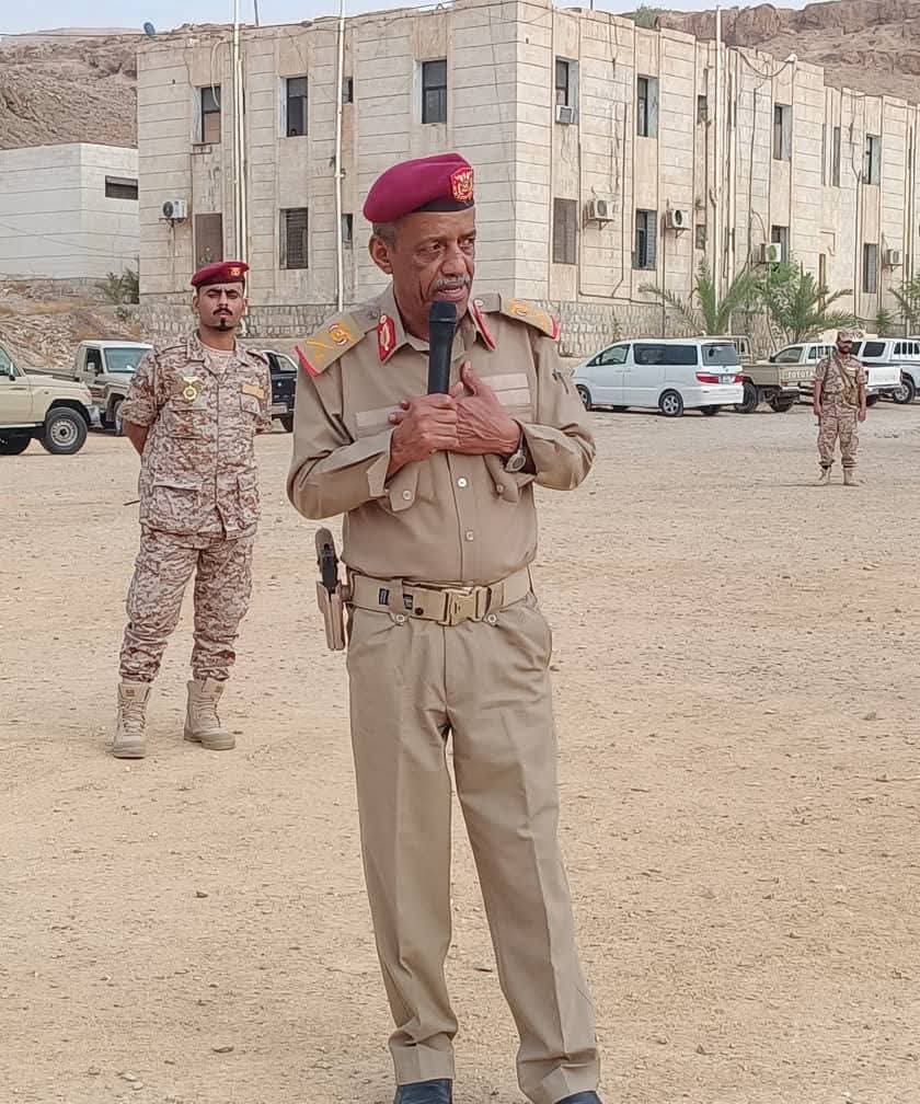 قائد المنطقة العسكرية الثانية في لقاء يحذر من مخطط حوثي لاستهداف ساحل حضرموت والنخبة الحضرمية