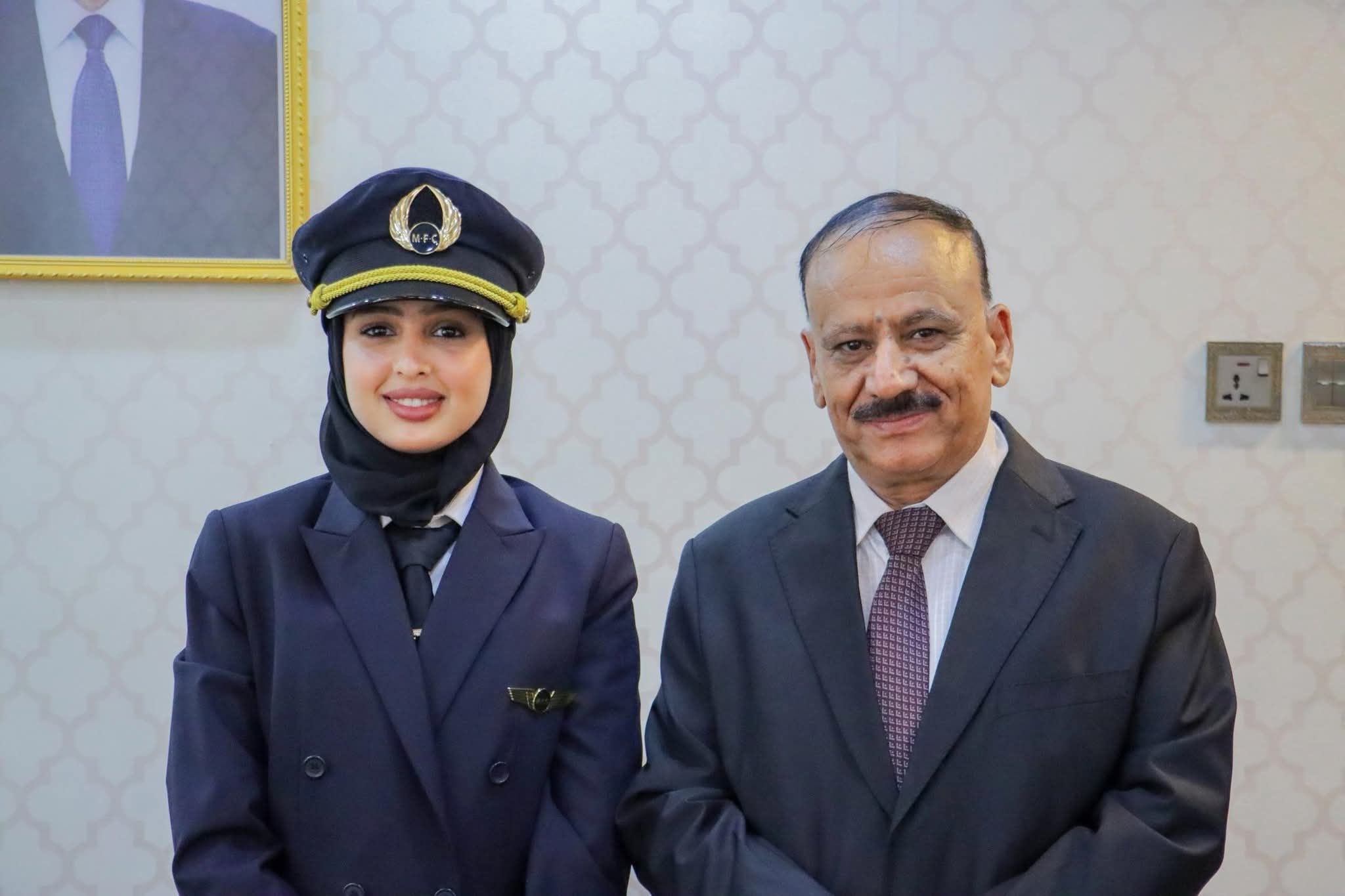 وزير النقل يلتقي الكابتن طيار مريم عبد ربه ويؤكد اعتزازه بالكادر النسائي في قطاع النقل