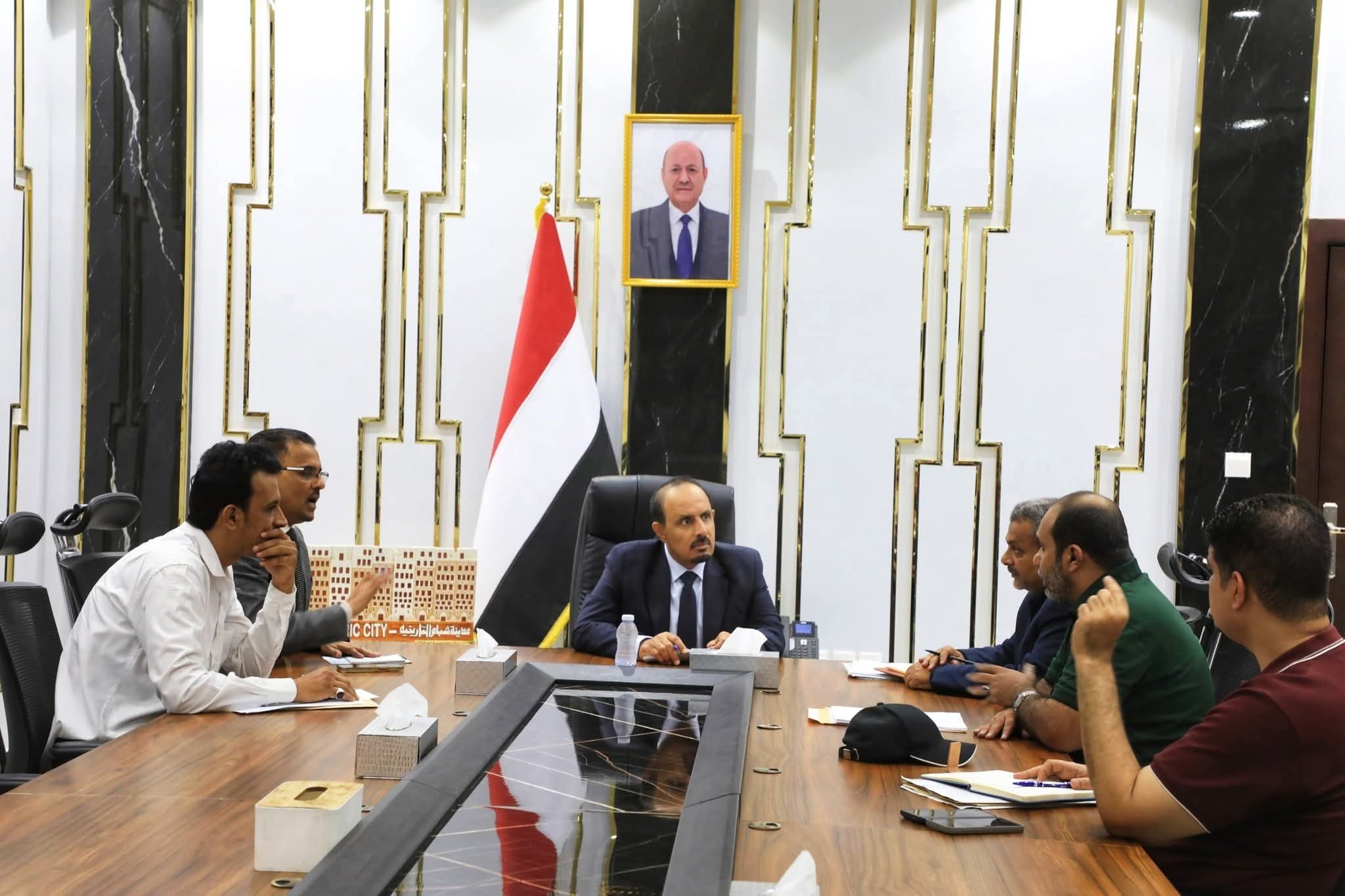 محافظ حضرموت يبحث حلولاً عاجلة لضمان استقرار التيار الكهربائي بالمحافظة