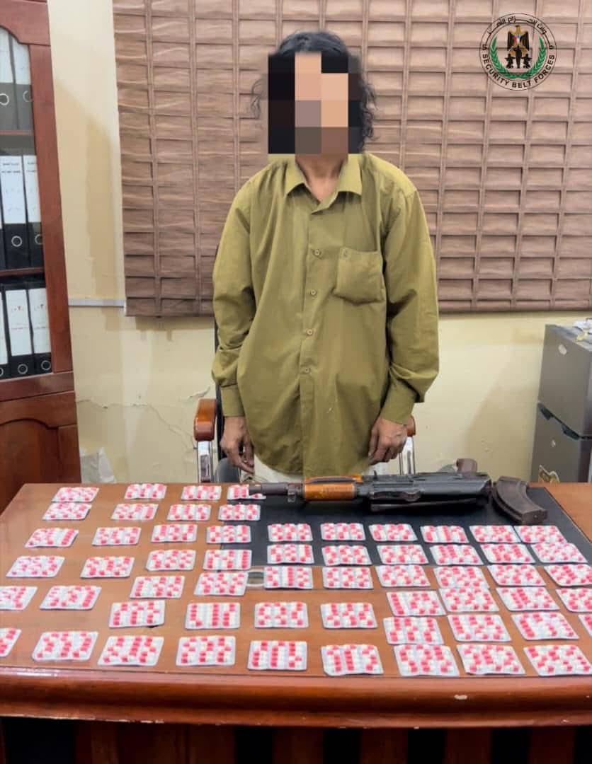 الإدارة العامة لمكافحة المخدرات بالحزام الأمني تضبط مروج حبوب 