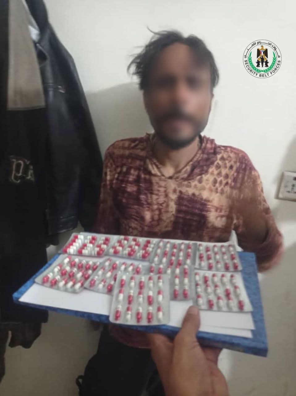 قوات الحزام الأمني بلحج تضبط شخصا بحوزته حبوبا مخدرة