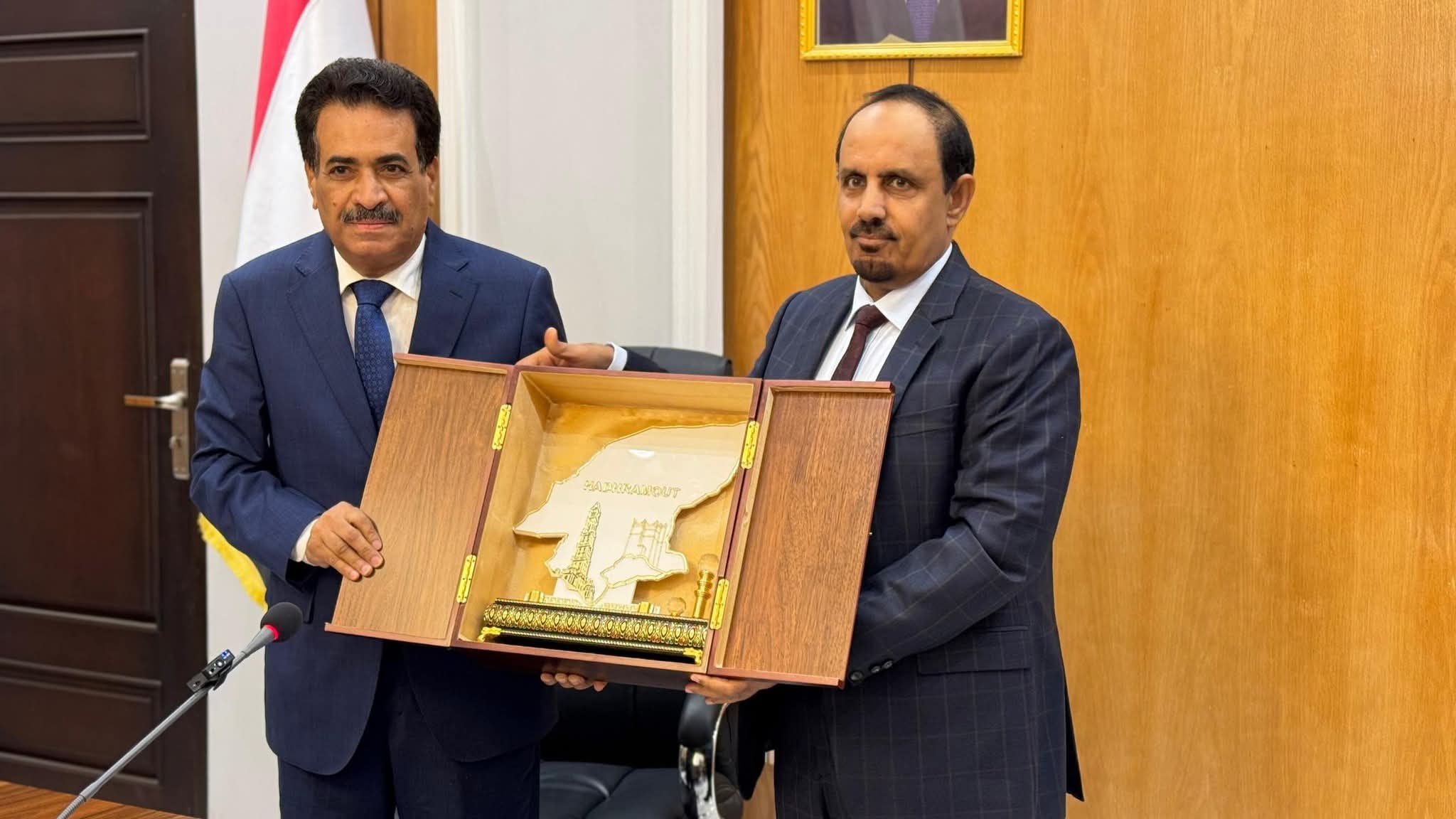 السلطة المحلية والمكتب التنفيذي بحضرموت تكرمان السفير بلفقيه 