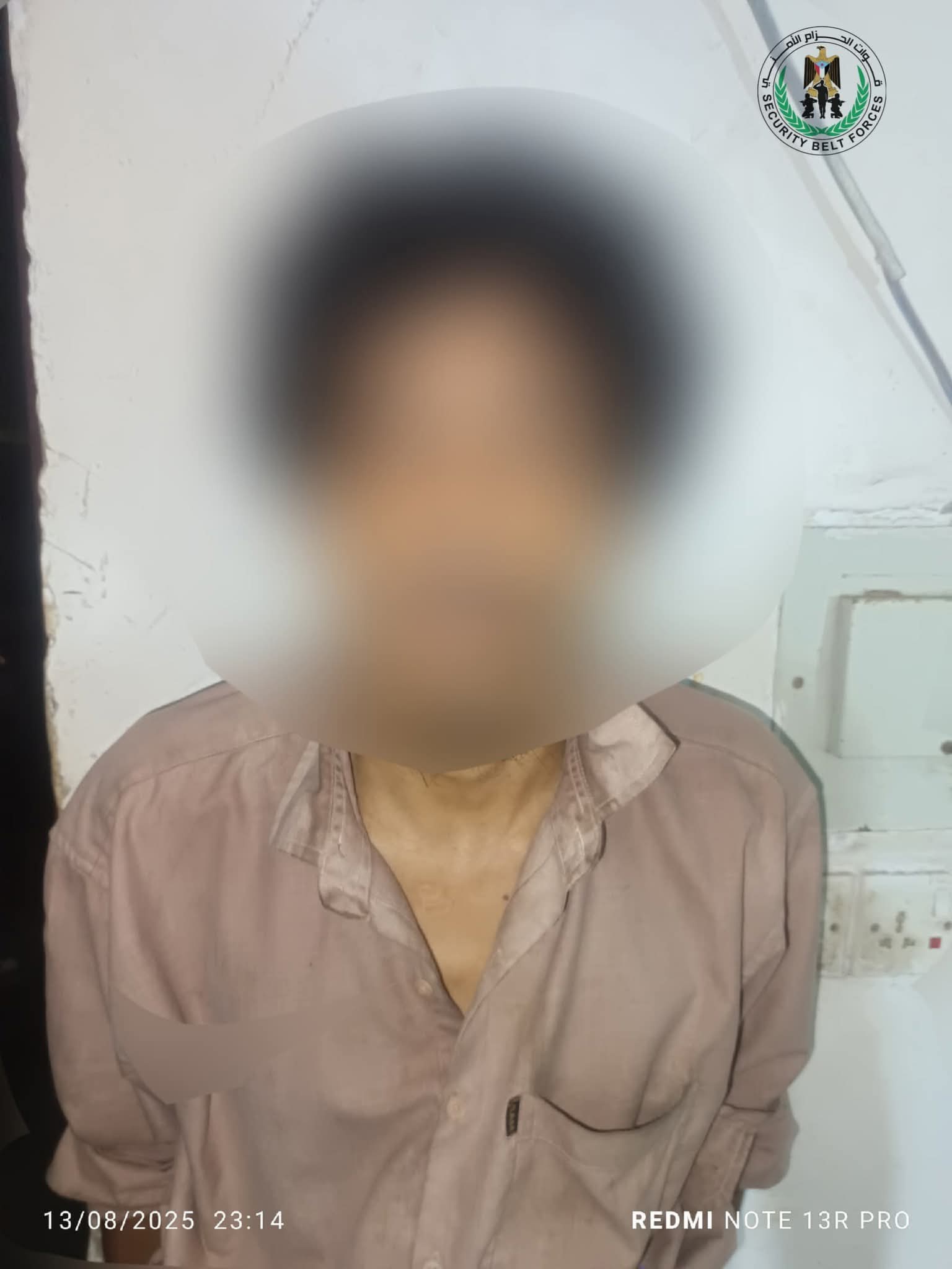 الحزام الأمني بعدن يضبط متهماً بجريمة قتل حاول الانتحار بسلاح ناري