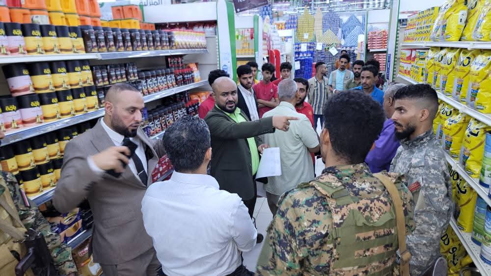 لجنة مراقبة الأسعار بعدن تدشن نزولاً ميدانياً وتغلق مخازن وسوق خضار