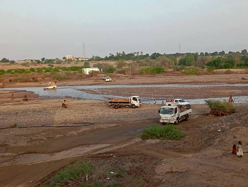 أبناء قرية الحاسكي بلحج يناشدون السلطة المحلية في تبن إصلاح الطريق المؤدي لقريتهم