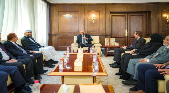 الزُبيدي يوجّه بسرعة فتح محاكم العاصمة عدن وحل مطالب نادي القضاة وفقا للقانون