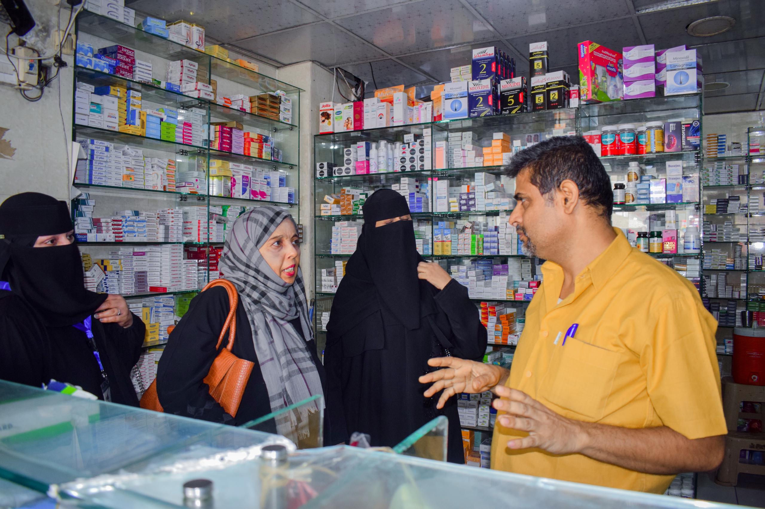 حملة ميدانية لضبط أسعار الأدوية والدواجن في صيرة عدن