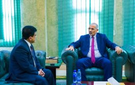 الزُبيدي يطّلع من وزير النفط على جهود تشغيل مصافي عدن وتأمين وقود الكهرباء
