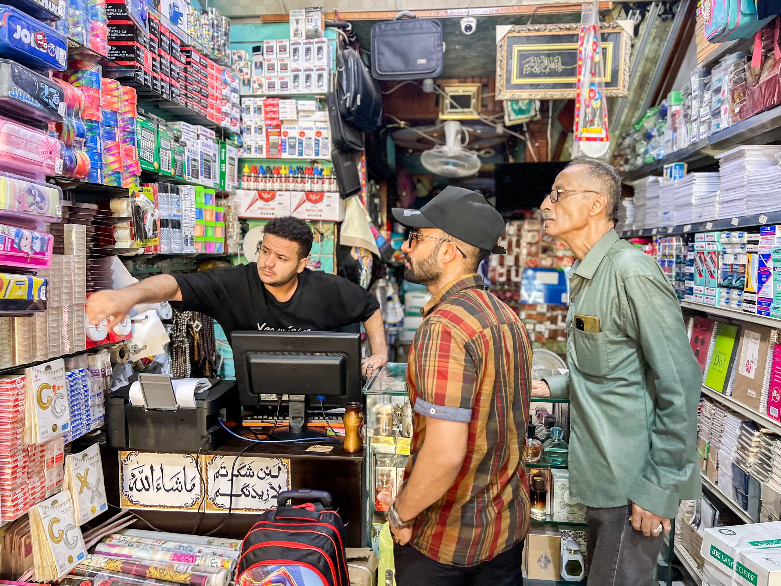 تزامناً مع العام الدراسي الجديد: حملة لضبط أسعار المواد القرطاسية بمديرية صيرة بعدن