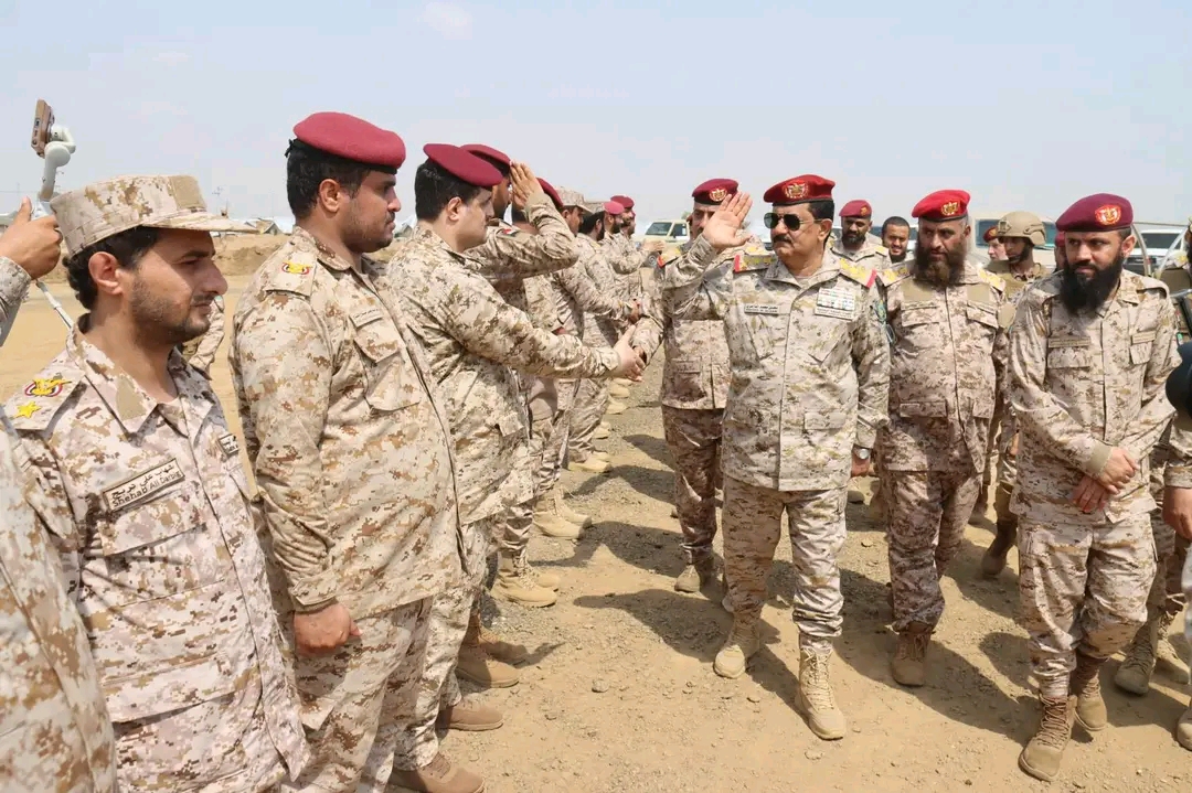 وزير الدفاع يشيد بالضبط والربط العسكري ومستوى الجاهزية لدى منتسبي محور مران