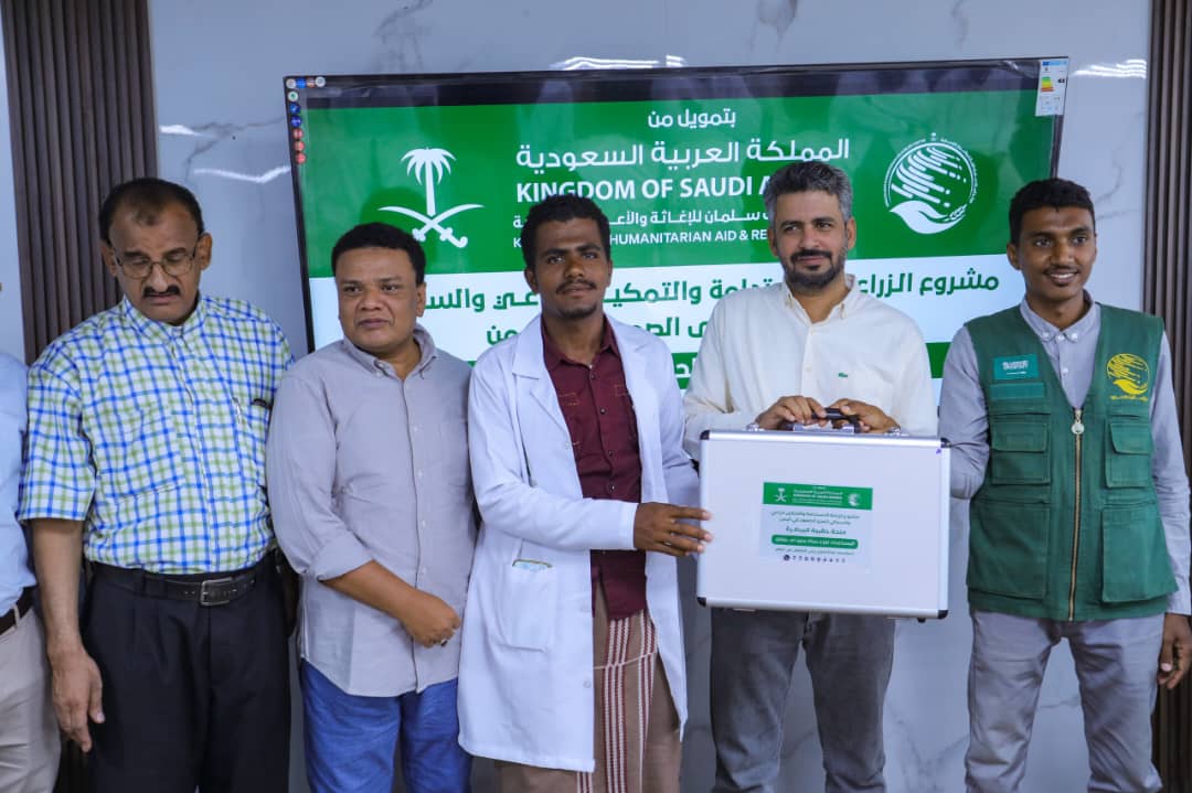 مركز الملك سلمان للإغاثة يدشن توزيع حقائب بيطرية بمحافظة حضرموت