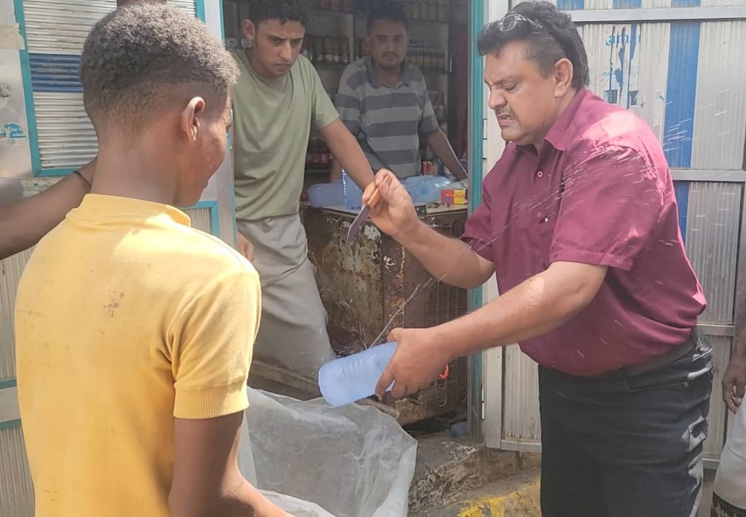 السلطة المحلية بمديرية المنصورة تواصل إتلاف عبوات المياه المجهولة