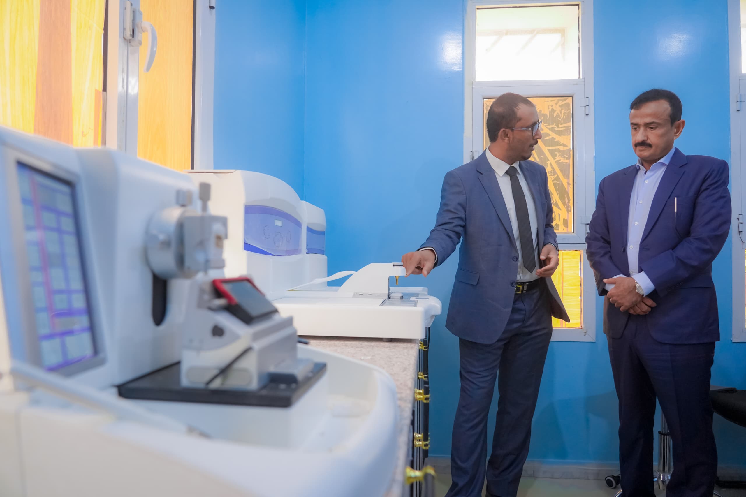 محافظ شبوة يفتتح قسم فحص الأنسجة في مختبرات الصحة