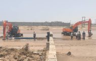 مدير مياه عدن يتفقد أعمال إصلاح الخط الرئيسي المتضرر من السيول