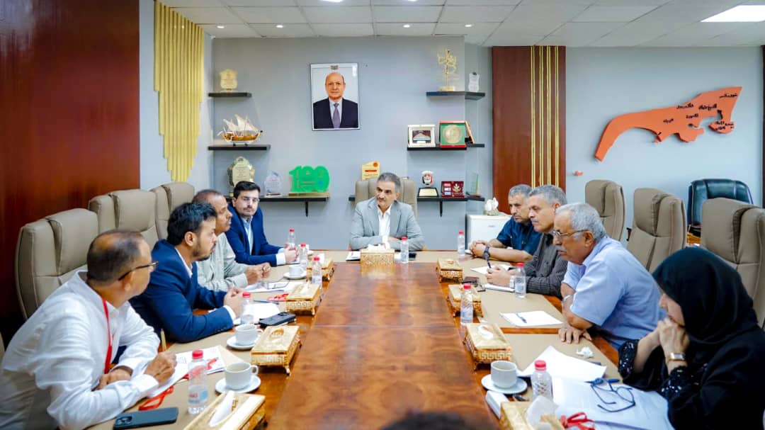 لملس يعقد اجتماعًا لمناقشة تداعيات كارثة السيول بالعاصمة عدن وخطط المعالجة