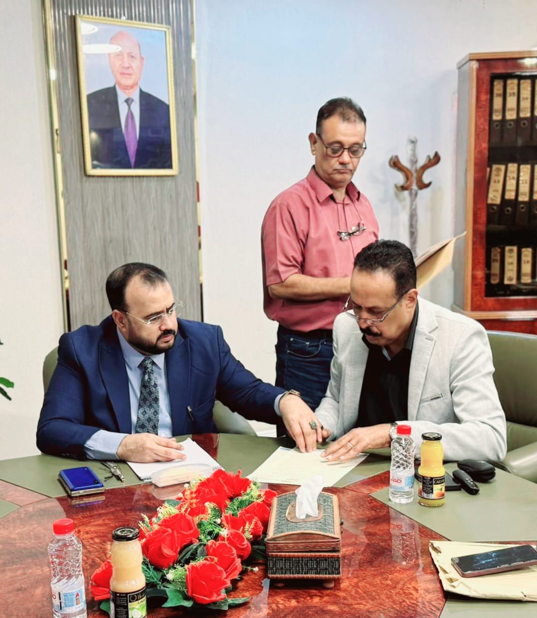 الأشغال العامة توقع عقوداً لمشاريع طارئة وإعادة تأهيل طرق استراتيجية بعدن وأبين
