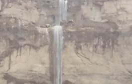 الأمطار الغزيرة تعزل مناطق بحضرموت وتقطع الطريق الحيوي بين الساحل والوادي