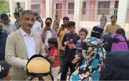 محافظ عدن يتفقد الأسر النازحة بمنطقة الحسوة ويعدهم بالتعويض